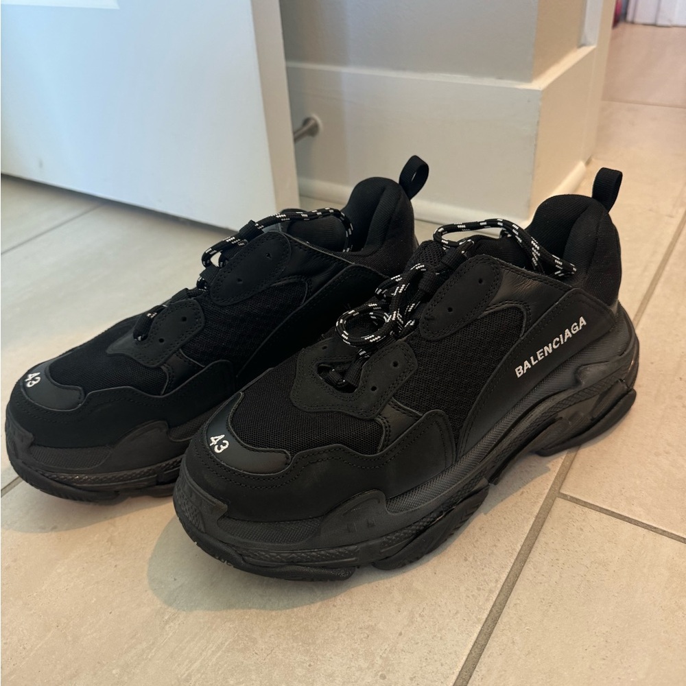 Men’s Balenciaga Sneakers in good condition.